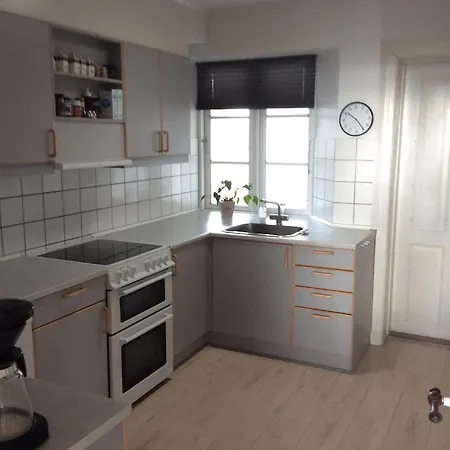 Lovely Directly Opposite The Harbor Hébergement de vacances *
